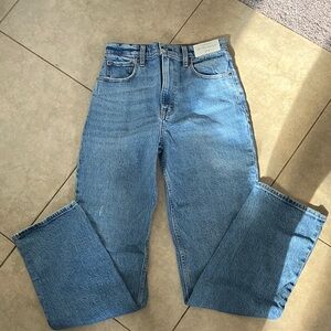 NWT-ABERCROMBIE & FINCH 90’s Straight Ultra High Rise  27W 4L